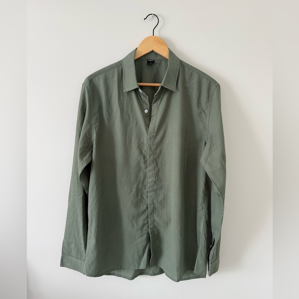 Men’s Green Button Up Long Sleeve Shirt (size large)